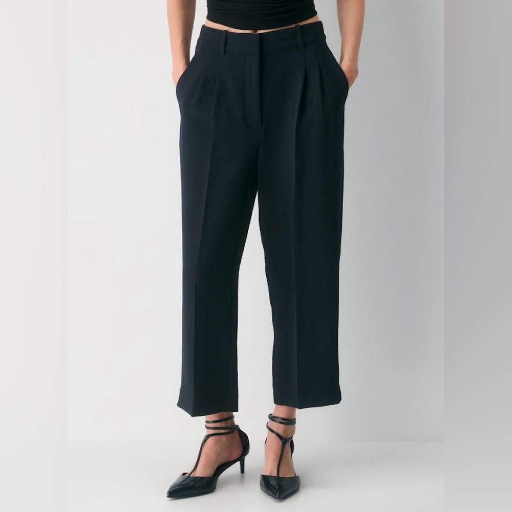 Aritzia The Effortless Pant™ Cropped (Black) - Size: 4 - Picture 4 of 8